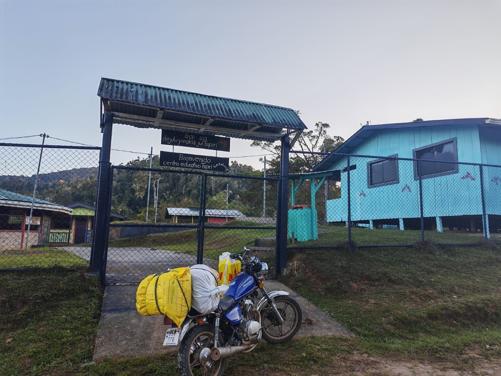 Voluntariado llega en moto cargado de útiles escolares hasta el Centro Educativo Tsipirí