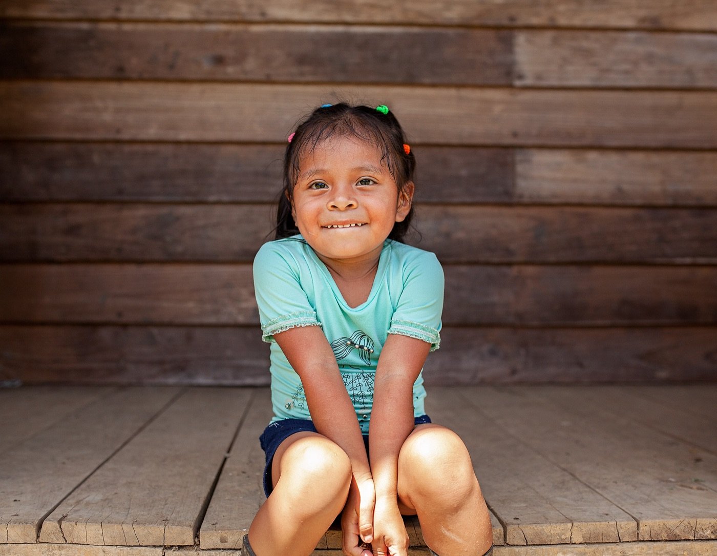 Niña sonriendo en una comunidad indígena de Costa Rica
