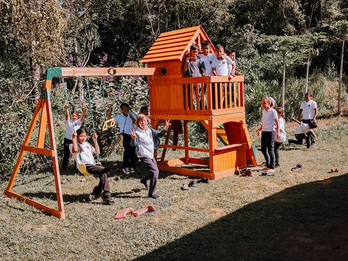 Niños y niñas jugando en un parque infantil construido por la asociación